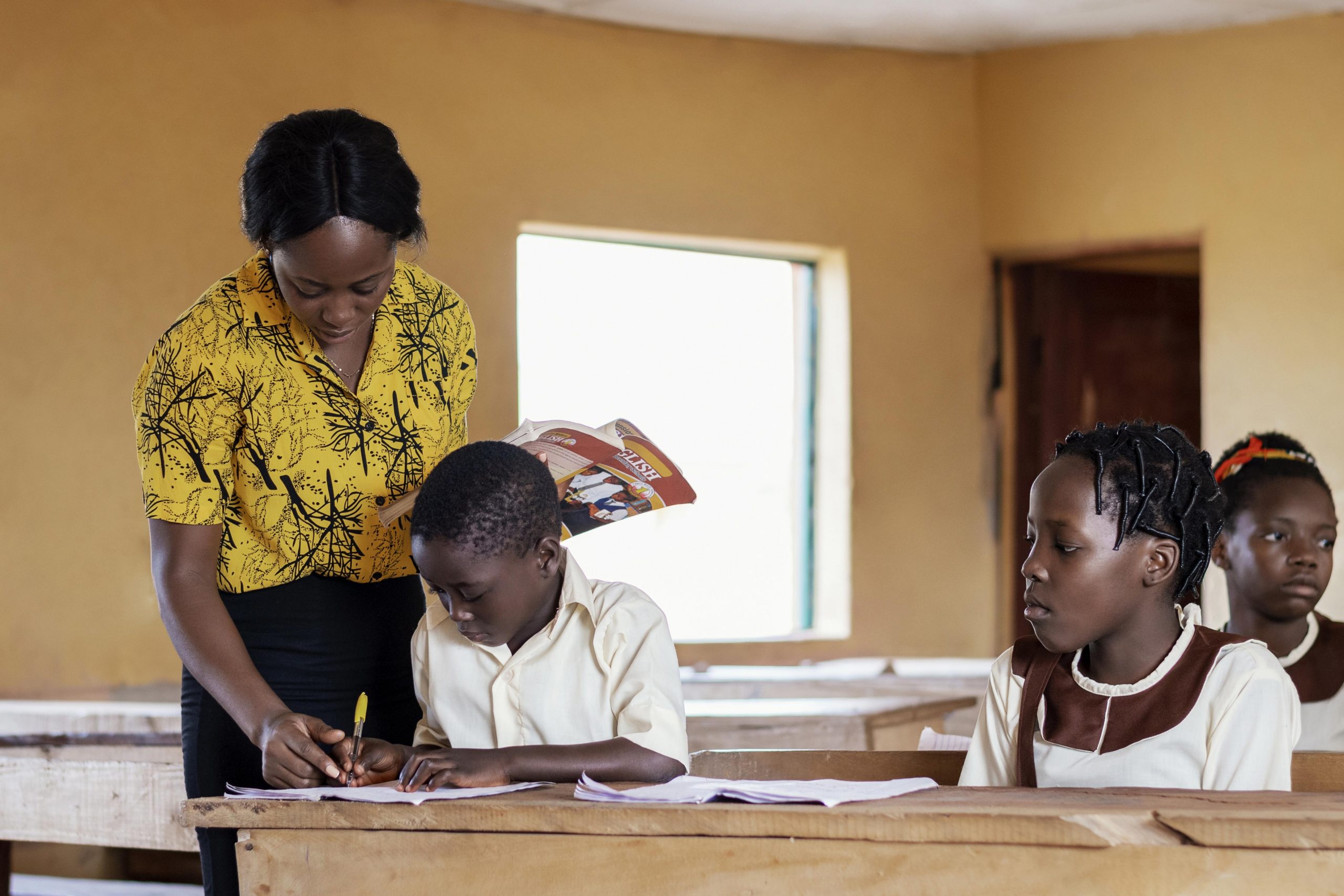 african-woman-teaching-children-class